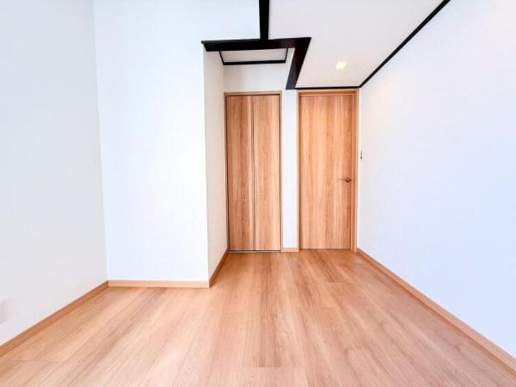 内装 居室はひとり時間を過ごせる安らげるお部屋として活用できます！収納スペースあり！荷物が多くても十分！ベッドや勉強机、テレビなどを置きたい場合におすすめ！！過ごす時間が長くてもゆったり過ごせそうですね！ 