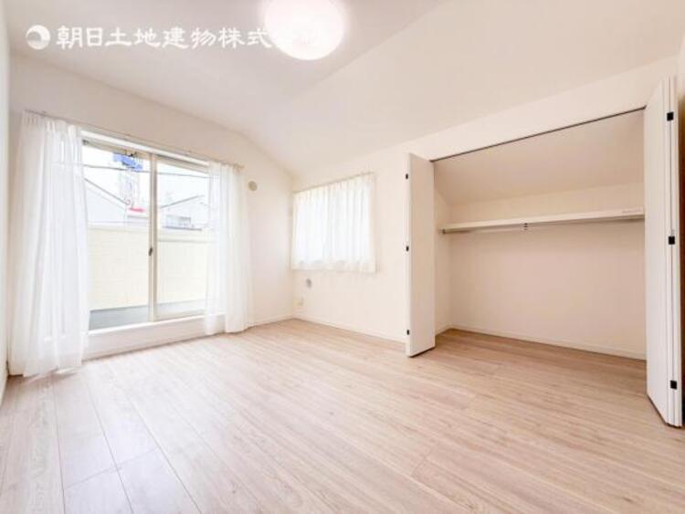 内装 陽光がたっぷりと取り込め大きな窓で広々と安らげる快適空間です窓からの眺めは気持ち良い解放感ある光景！おだやかな寛ぎを届けるお部屋で、趣味などの時間も充実した時間をアイデアや工夫次第で過ごせそうですね！ 