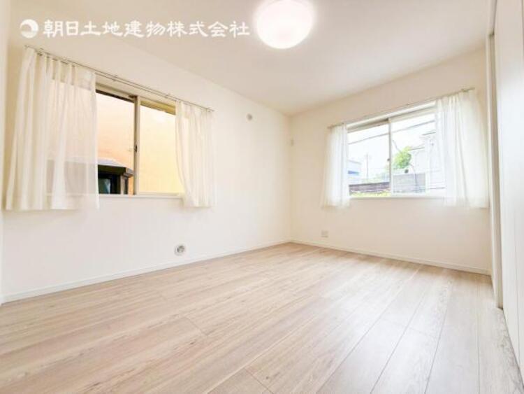 内装 採光を確保した明るい室内は風通しも良く穏やかな時が流れます！様々な生活スタイルにも対応可能な間取り。採光もアクセントの一つとして。この明るい好みの空間で読書をしたり、音楽を聞いたりと一人の時間も充実！ 