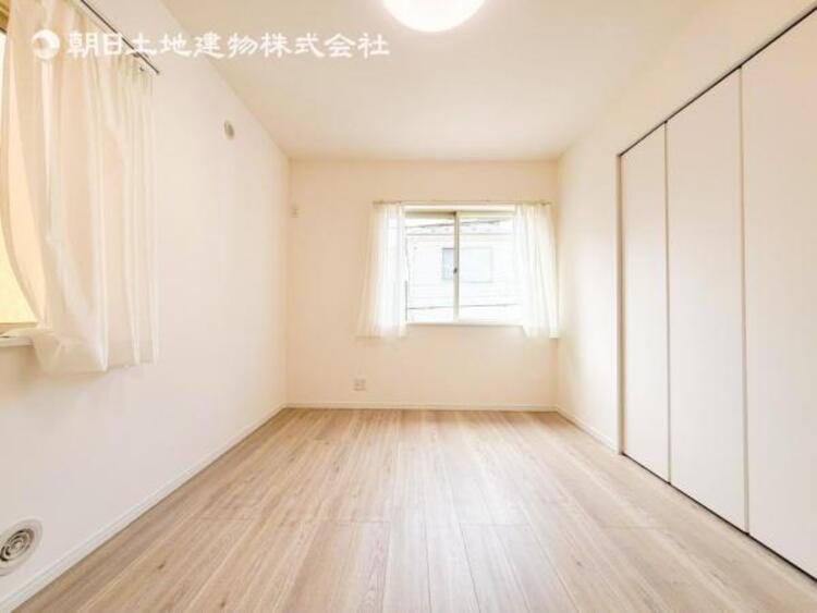 内装 自分の時間を充実させながら心豊かにできるプライベート空間！！穏やかな寛ぎを届ける仕様のゆとりある居室。個室のお部屋が欲しいという要望に応える設計で、過ごす時間が長くてもゆったり落ち着いて過ごせそう！！ 