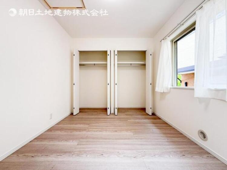 内装 居室はひとり時間を過ごせる安らげるお部屋として活用できます！収納スペースあり！荷物が多くても十分！！ベッドや勉強机、テレビなどを置きたい場合におすすめ！！過ごす時間が長くてもゆったり過ごせそうですね！ 