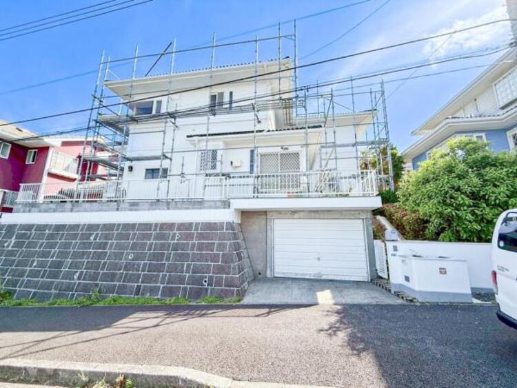 外観 開放感があり日当りも良好です！目の前に広がる開放感とゆとり。暮らしの夢を育む住まいがここにあります！穏やかな風と陽光を導き、プライバシーに配慮された設計プランで居住性を一段と心地よいものにしています！ 