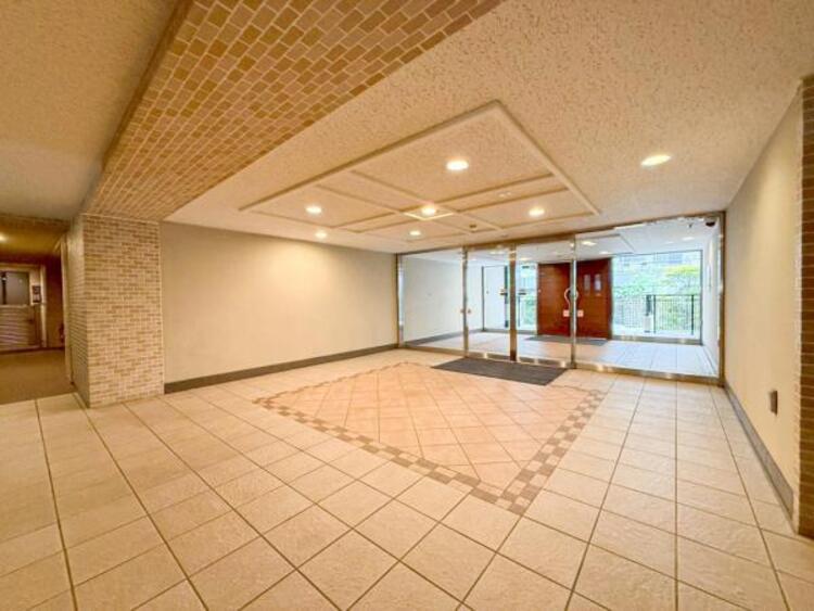 エントランス 【エントランス】重厚感の溢れるエントランスはマンションの顔！帰宅時、来客時に誇れる空間を演出します！ 