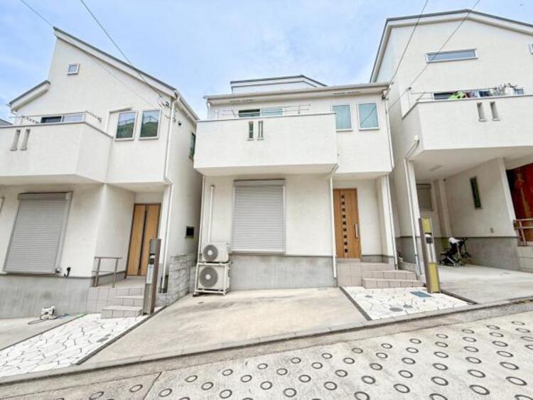 外観 毎日のお散歩も楽しく緑に恵まれた静かな住環境となります！！！伸び伸びスローライフを叶えてくれる物件！自然豊富な季節の移ろいを身近に感じられる環境は空間に彩りを添えておしゃれな住空間を作り上げます！ 