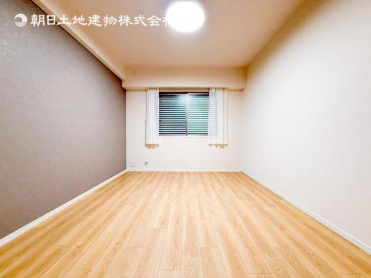 内装 居室はひとり時間を過ごせる安らげるお部屋として活用できます！収納スペースあり！荷物が多くても十分！！ベッドや勉強机、テレビなどを置きたい場合におすすめ！！過ごす時間が長くてもゆったり過ごせそうですね！ 