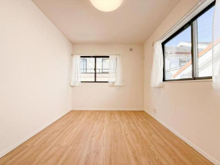 内装 居室はひとり時間を過ごせる安らげるお部屋として活用できます！収納スペースあり！荷物が多くても十分！！ベッドや勉強机、テレビなどを置きたい場合におすすめ！！過ごす時間が長くてもゆったり過ごせそうですね！ 