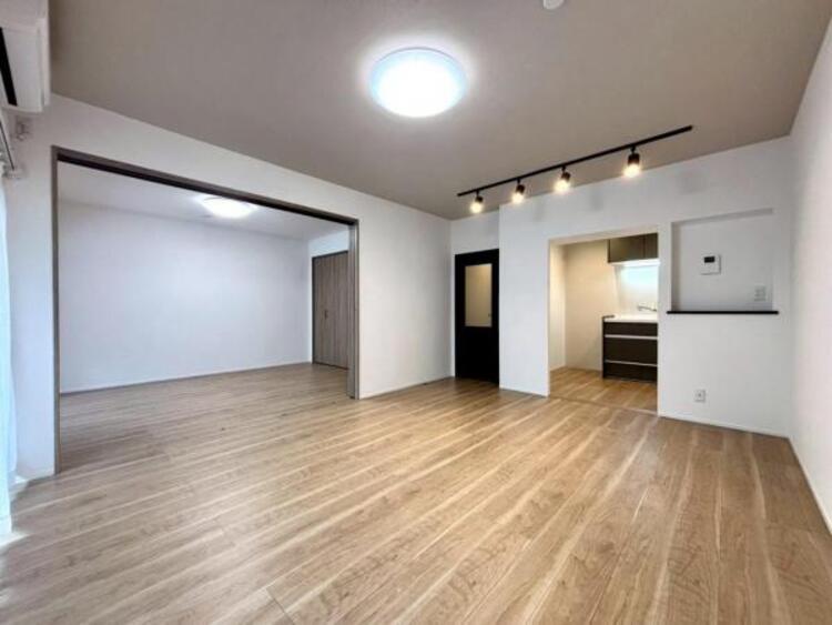居間 大きなソファを置いてゆったりとご生活頂けるリビング。家族が集まる場所だからこそゆったりとした空間を実現しています。