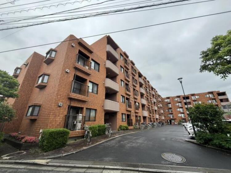 外観 堂々たる趣ながら、主張し過ぎずどこか余裕を感じさせるフォルムで佇む邸宅は、晴天の空と照らし合わせる事で、本来あるべき完成形の姿を見せてくれます。