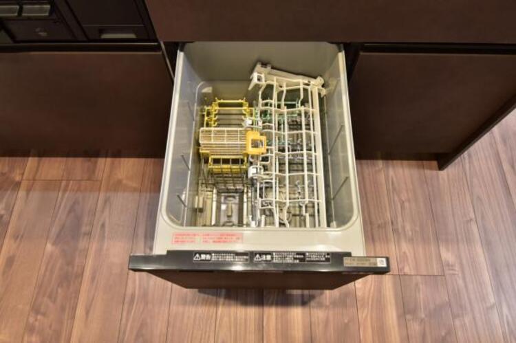 設備 食器洗浄乾燥機を標準装備。家事の時短と負担軽減につながります。高温、高圧水流で洗浄するため、除菌・消臭効果が期待でき衛生面での安心感が高まります。