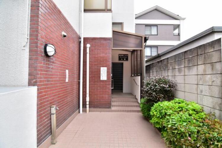 エントランス 居住者の帰り、訪れる方を優しく迎えてくれるエントランスです。
