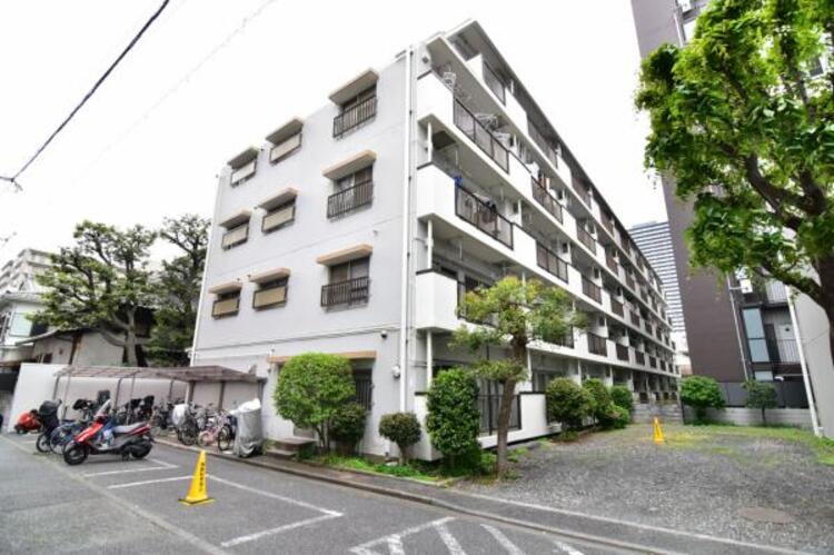 駐車場 敷地内に設けられた駐車スペース。