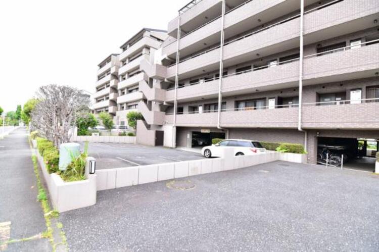 駐車場 マンションの敷地内に設けられた駐車スペースなので重い荷物の出し入れの負担を最小限に抑えられます。 