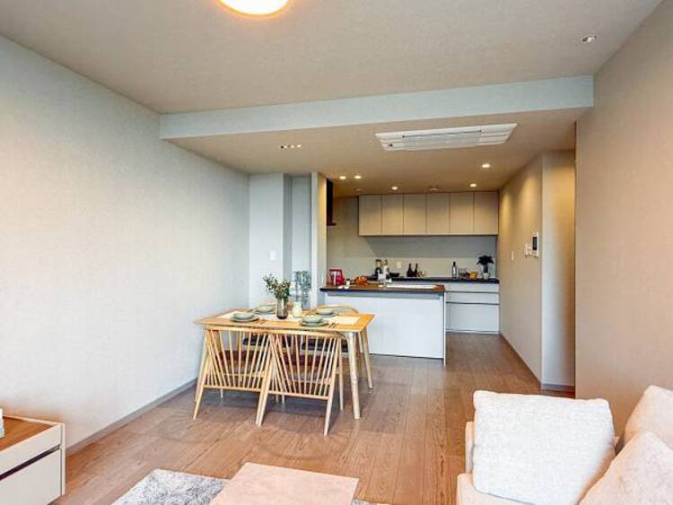 居間 【家具・小物（調度品）は販売価格に含まれません】落ち着いた色合いの内装で、居心地の良い空間を演出。
