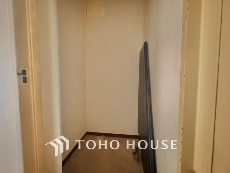 収納 【改装中】各お部屋にしっかりと収納スペース（クローゼット）を設けてありますから、物が散乱することもありませんしタンスも不要。すっきりしたお部屋を好みで飾ってお過ごし頂けます。