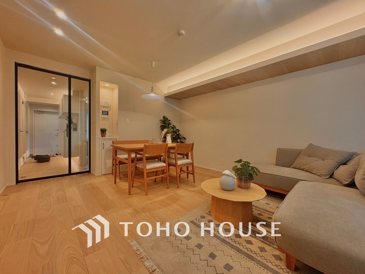 内装 使いやすく、明るい洋室に仕上がります。子供部屋や趣味のお部屋にご利用できます。ご自身で家具などを配置し、素敵な空間を創り上げられます。