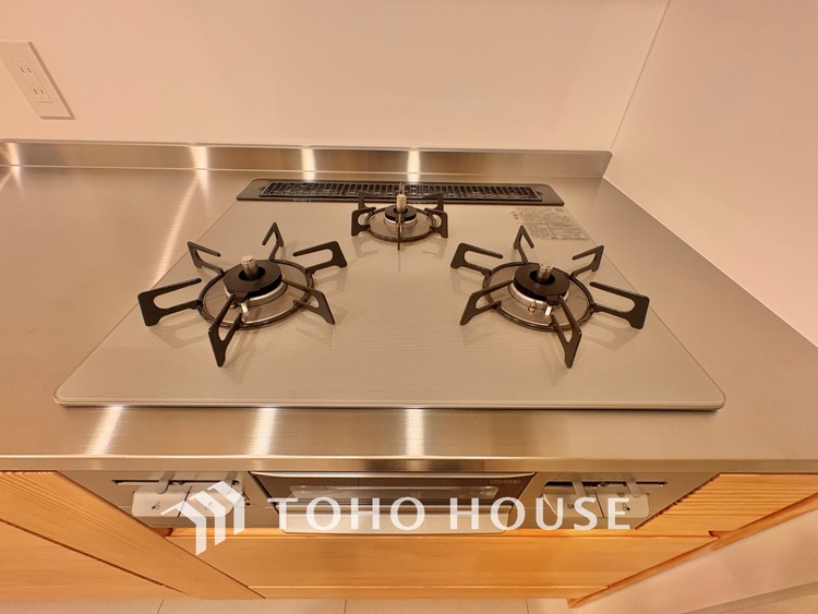 キッチン キッチンは家族の絆を育む大切な空間。シンプルで使い易いシステムキッチンで愉しく作る料理は愛情のある美味しいご馳走に。家族で使えるダイニングキッチンです。