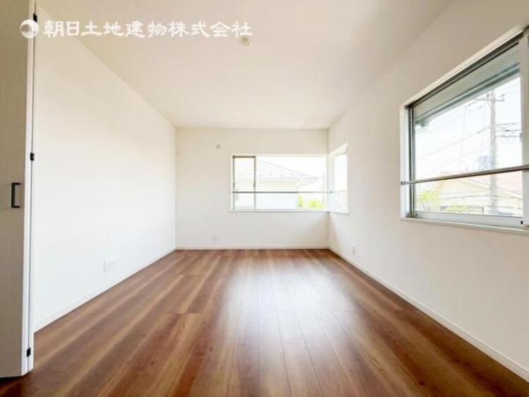 内装 採光を確保した明るい室内は風通しも良く穏やかな時が流れます！様々な生活スタイルにも対応可能な間取り。採光もアクセントの一つとして。この明るい好みの空間で読書をしたり、音楽を聞いたりと一人の時間も充実！ 