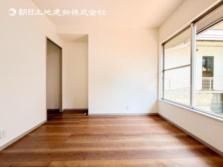 内装 自分の時間を充実させながら心豊かにできるプライベート空間！！穏やかな寛ぎを届ける仕様のゆとりある居室。個室のお部屋が欲しいという要望に応える設計で、過ごす時間が長くてもゆったり落ち着いて過ごせそう！！ 