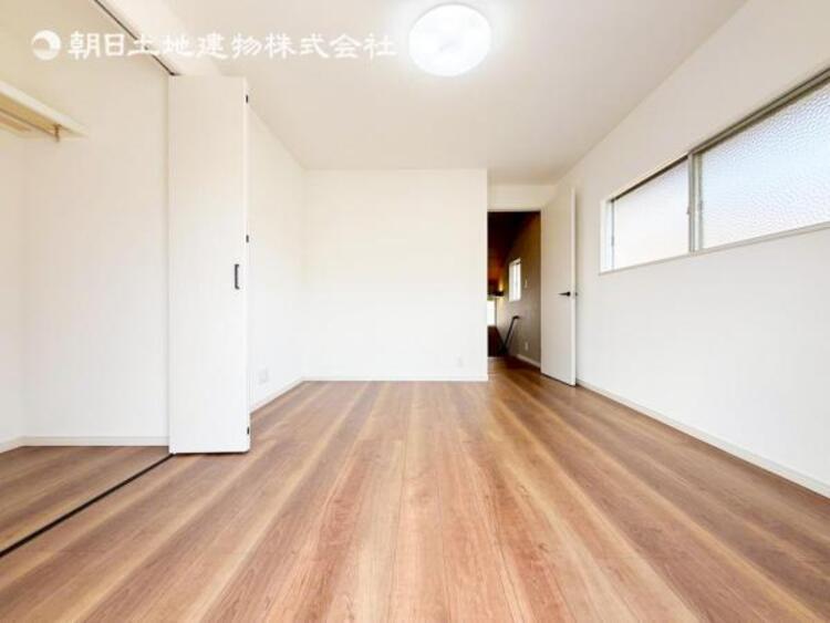 内装 居室はひとり時間を過ごせる安らげるお部屋として活用できます！収納スペースあり！荷物が多くても十分！！ベッドや勉強机、テレビなどを置きたい場合におすすめ！！過ごす時間が長くてもゆったり過ごせそうですね！ 