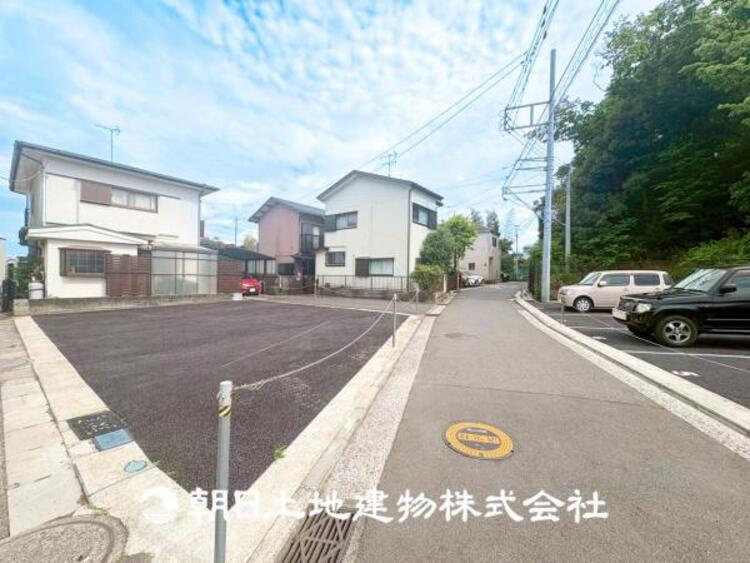 外観 【前面道路】 車通りの少ない閑静な住宅街に位置しております。車庫入れもゆとりある良好な環境で、子育てへの安心感と家族で遊べる自然が身近な嬉しい立地です。