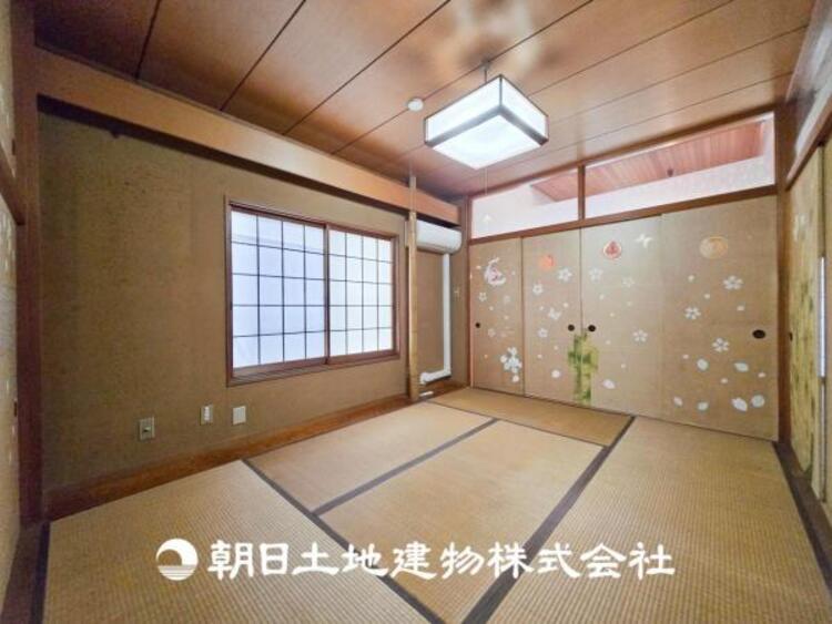 内装 【和室】和室には洋室とはまた違った良さがある。畳の香りに癒され、日本を感じることのできる落ち着きある一部屋です。