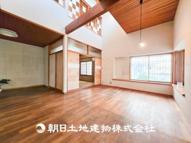 居間 【リビング】1日の中で最も長い時間を過ごすことになるリビングだからこそ、いつも笑顔があふれる空間であるように。広々とした空間から幸せな未来を。1日の中で最も長い時間を過ごすリビングは、笑顔があふれる空間です。広々とした空間から幸せな未来を。
