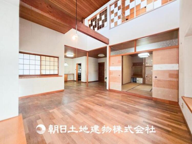 居間 【リビング】開放的で明るい空間が広がるLDK。リビングには暖かな太陽が降り注ぎ、爽やかな住空間です。お友達を呼んでお茶をしたり、一緒に料理を楽しみながら楽しい時間を。