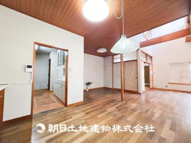 居間 【ダイニング】温かい色合いのフローリングと清々しい爽やかなクロスが明るい空間を創り出しているダイニングキッチン。ゆっくりと過ごす空間に相応しく、ここで楽しむ時間が家族や友人との絆をより深めてくれそうです。