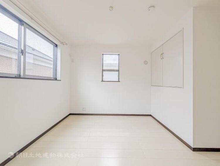 内装 居室はひとり時間を過ごせる安らげるお部屋として活用できます！収納スペースあり！荷物が多くても十分！！ベッドや勉強机、テレビなどを置きたい場合におすすめ！！過ごす時間が長くてもゆったり過ごせそうですね！