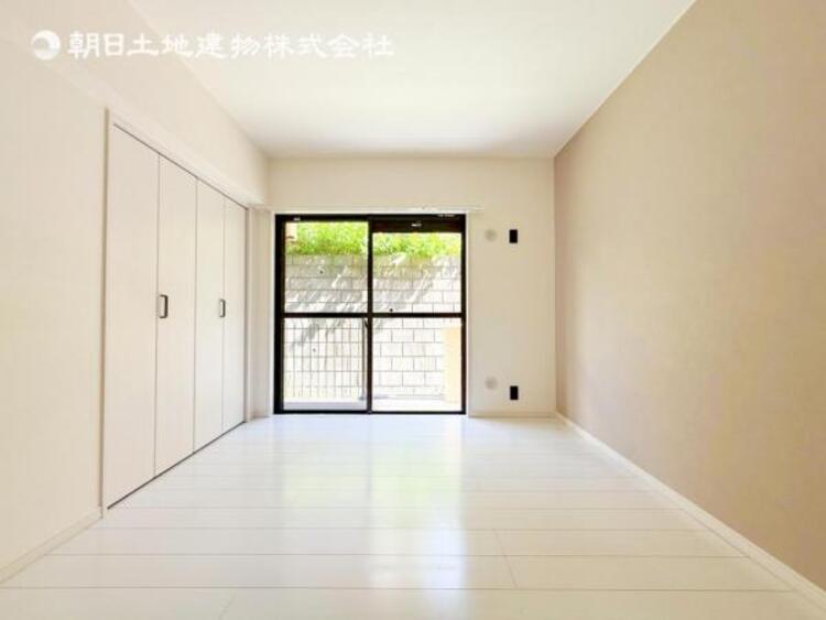 内装 採光を確保した明るい室内は風通しも良く穏やかな時が流れます！様々な生活スタイルにも対応可能な間取り。採光もアクセントの一つとして。この明るい好みの空間で読書をしたり、音楽を聞いたりと一人の時間も充実！ 