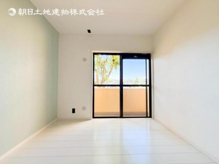 内装 居室はひとり時間を過ごせる安らげるお部屋として活用できます！収納スペースあり！荷物が多くても十分！！ベッドや勉強机、テレビなどを置きたい場合におすすめ！！過ごす時間が長くてもゆったり過ごせそうですね！ 