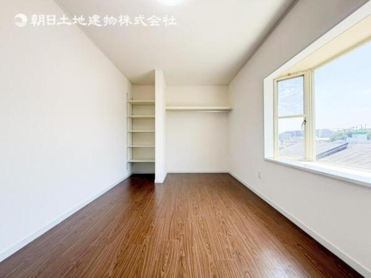 内装 採光を確保した明るい室内は風通しも良く穏やかな時が流れます！様々な生活スタイルにも対応可能な間取り。採光もアクセントの一つとして。この明るい好みの空間で読書をしたり、音楽を聞いたりと一人の時間も充実！ 
