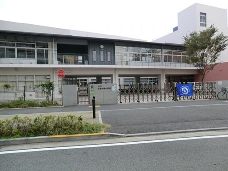 周辺 横浜市立十日市場小学校まで約1200ｍ