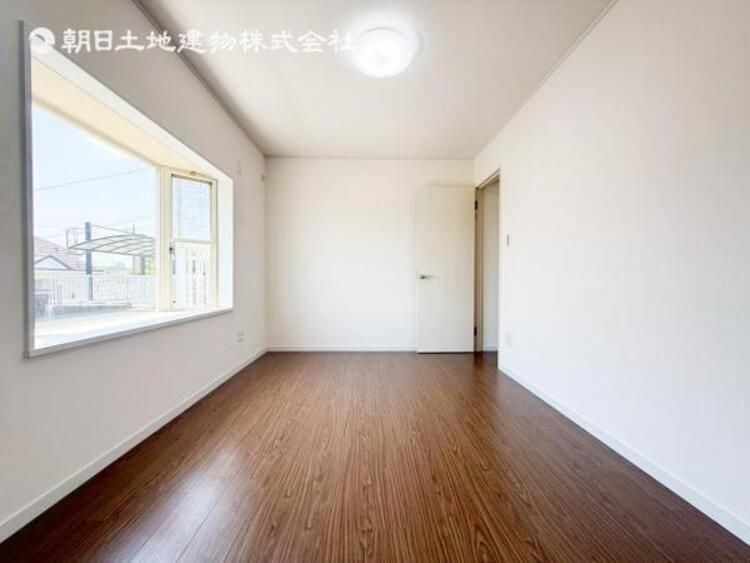 内装 自分の時間を充実させながら心豊かにできるプライベート空間！！穏やかな寛ぎを届ける仕様のゆとりある居室。個室のお部屋が欲しいという要望に応える設計で、過ごす時間が長くてもゆったり落ち着いて過ごせそう！！ 