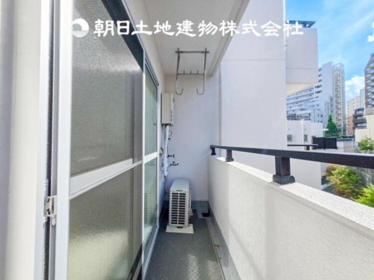 バルコニー 【バルコニー】温かい太陽を感じる事ができるのは、目の前に遮るものが無いから。彼方に広がる風景が絵画のように広がります。