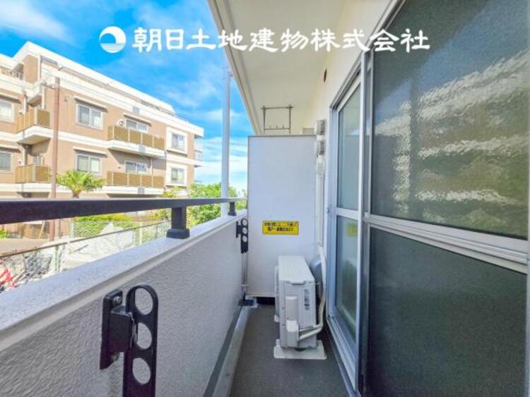 バルコニー 【バルコニー】太陽に愛された家。陽当り・通風に優れた魅力的で快適さを追求した住宅です。ここに住むからこそ意味がある。そんな特別感に浸りながら、毎日をお過ごし下さい。