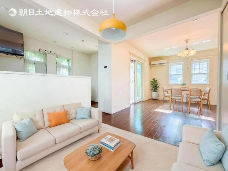 居間 お天気が晴れの日は照明をつけなくても充分明るいリビングです！どこか落ち着きのある広々とした内装です！皆で過ごす空間が、目に浮かんでくる様な優しいリビングダイニングです！くつろいだり楽しい時間を是非！ 