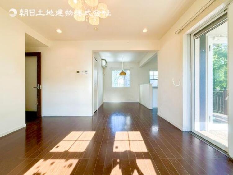 居間 リビングにあふれる採光と心地よい風のつどう調和された空間！！生活を彩る充実した日々が過ごせそうです。家族の滞在期間が長くなることを予測して、設計士が思いと工夫をこらした自慢のリビングダイニング！！！ 