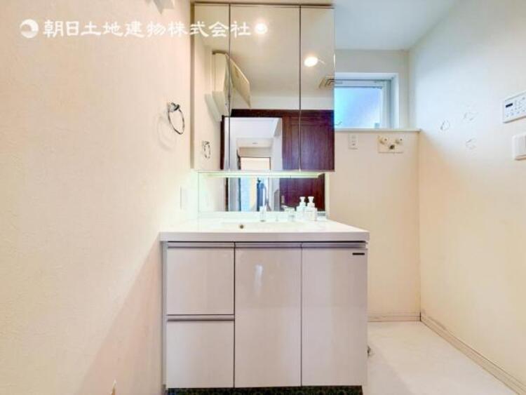 洗面 【洗面・脱衣所】３面鏡、シャワーヘッド、収納など充実の設備。動きやすい広さがあり使い勝手が良好です。 