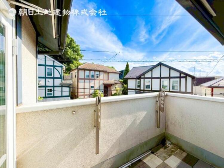 その他 【バルコニー】思わず大きく深呼吸したくなるバルコニー！空が青く、近く、広く感じる事が出来ます。 