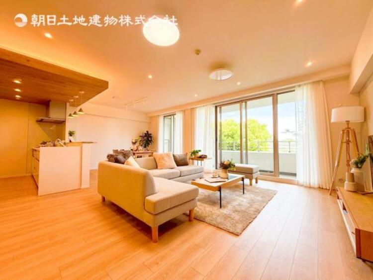 居間 お天気が晴れの日は照明をつけなくても充分明るいリビングです！どこか落ち着きのある広々とした内装です！皆で過ごす空間が、目に浮かんでくる様な優しいリビングダイニングです！くつろいだり楽しい時間を是非！ 