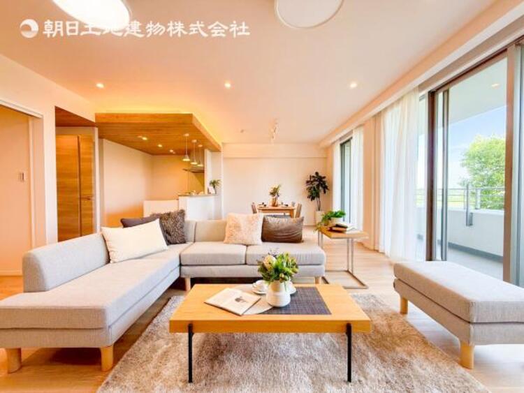 居間 リビングにあふれる採光と心地よい風のつどう調和された空間！！生活を彩る充実した日々が過ごせそうです。家族の滞在期間が長くなることを予測して、設計士が思いと工夫をこらした自慢のリビングダイニング！！！ 