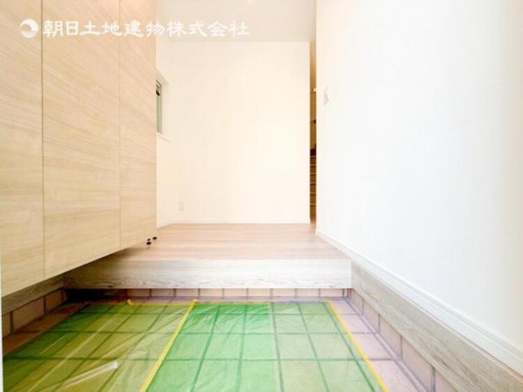 その他 【玄関】明るく広い玄関には収納力に優れたシューズボックス。　靴をスッキリと整頓することができます。 