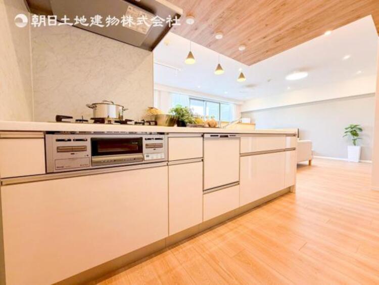 キッチン 【キッチン】使いやすい最新のシステムキッチンに交換済みです。入居時から気持ちよくお使いいただけます。 