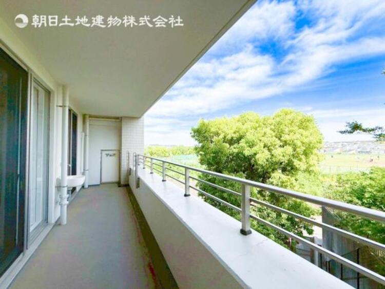 その他 【バルコニー】思わず大きく深呼吸したくなるバルコニー！空が青く、近く、広く感じる事が出来ます。 