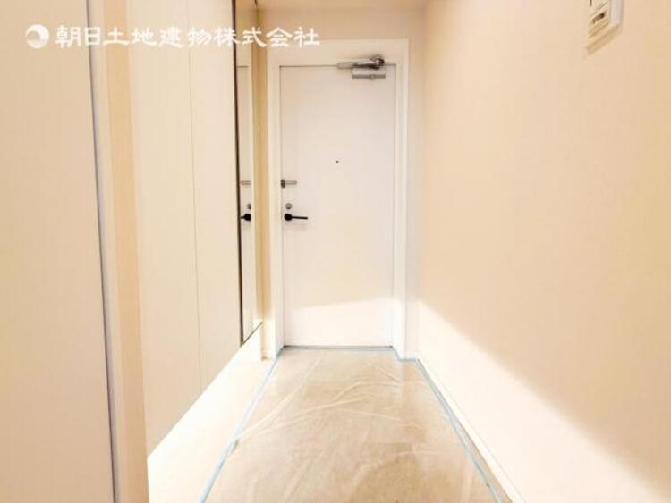 その他 【玄関】明るく広い玄関には収納力に優れたシューズボックス。　靴をスッキリと整頓することができます。 