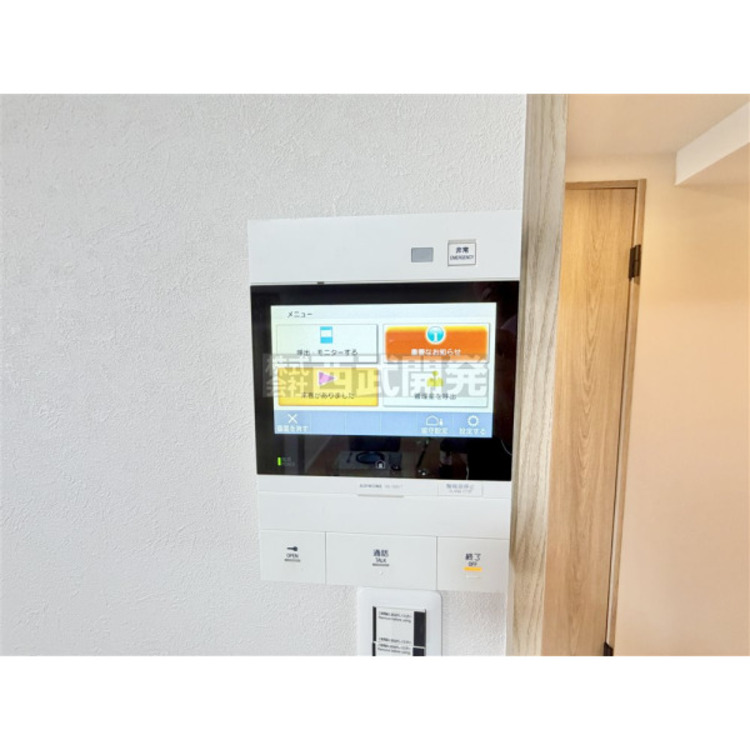 設備 モニター付きのインターフォンです。ボタンを押すだけで玄関のカギを開けずに会話ができるので安心ですね。