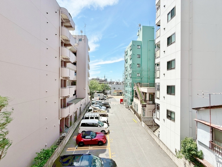 バルコニー 窓を開けると広がる青空。心をリフレッシュして日々を過ごしていきましょう。