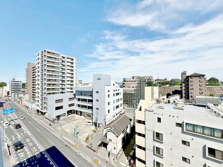 バルコニー 窓を開けると広がる青空。心をリフレッシュして日々を過ごしていきましょう。