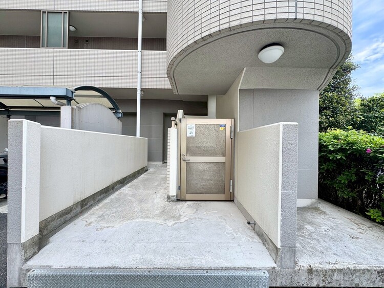 その他 共用部の階段です。明るく清潔に管理されています。